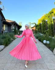 pembe piliseli saten elbise