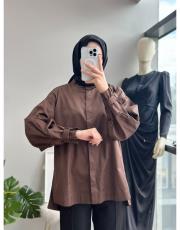 kahve kol aksesuarlı gömlek