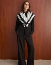 siyah fular detaylı takım