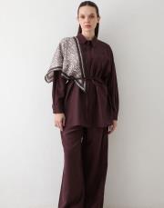 bordo fularlı gömlekli takım