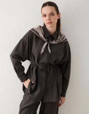 kahve fularlı gömlekli takım