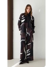 siyah desenli gömlekli takım