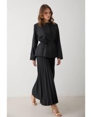 siyah pilise etekli ceketli takım